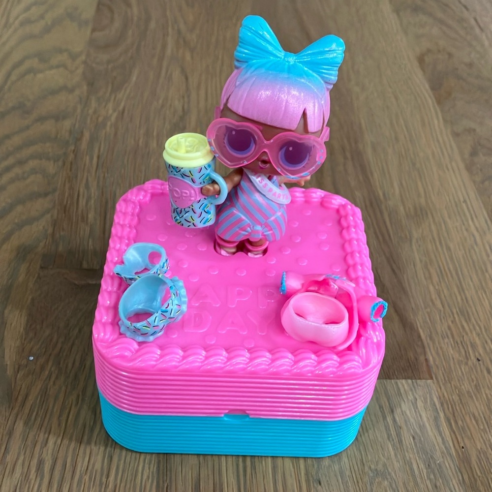 L.O.L. Surprise! Limited Edition Deluxe Present Surprise Miss Partay Doll